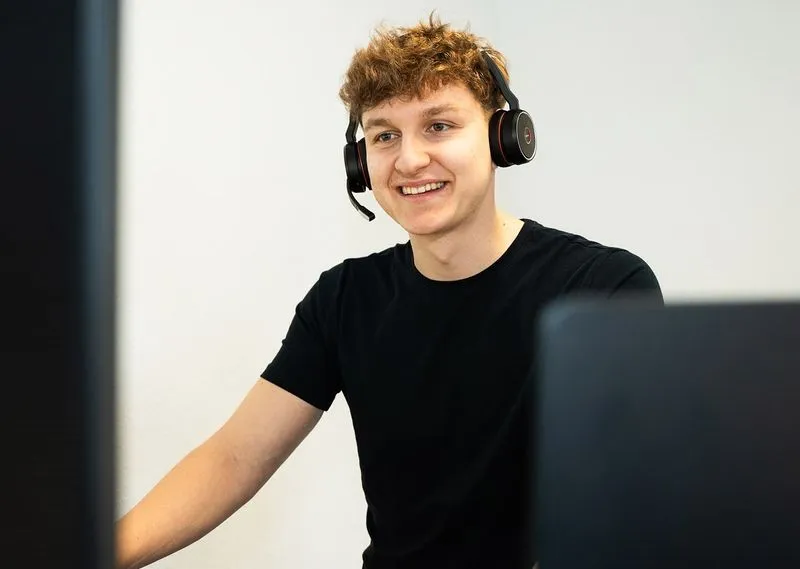 Ein Mitarbeiter von Rügamer & Steiner führt mit Headset ein Gespräch am Arbeitsplatz